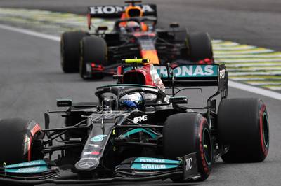 Bottas wint sprintrace in Brazilië voor Verstappen en verovert pole, Hamilton toont veerkracht na diskwalificatie