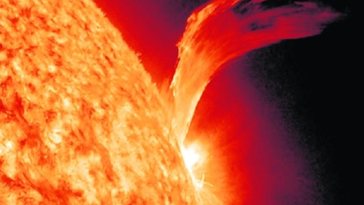 Een zogeheten zonnevlam: een uitbarsting van de zon. Hevige uitbarstingen verstoren op aarde radioverbindingen en elektriciteitscentrales. Beeld AP