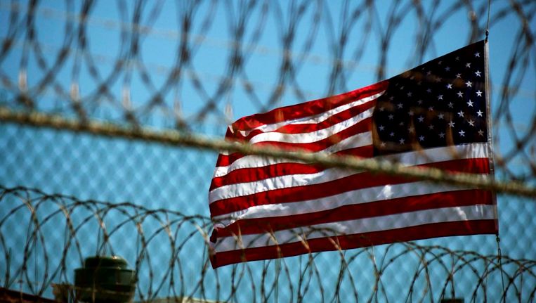 De Amerikaanse vlag wappert bij Guantanamo Bay. Beeld epa