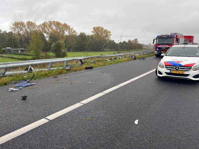 Bij de crash vielen veel brokstukken van de auto af.