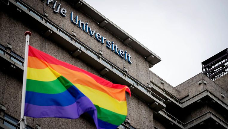 Bij de VU hangt sinds maandag de regenboogvlag Beeld anp