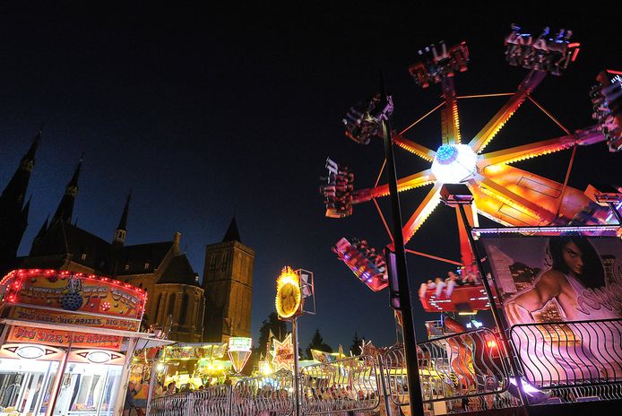 Kermis in Cuijk, dit jaar deels op de Maasboulevard.