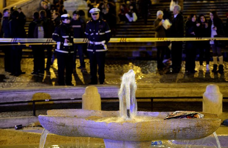 De politie kijkt naar de schade die is toegebracht aan de fontein onderaan de Spaanse Trappen te Rome. Beeld AFP