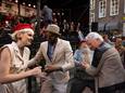 Mensen dansen bij het optreden van de Duke City Bigband op zaterdag avond.