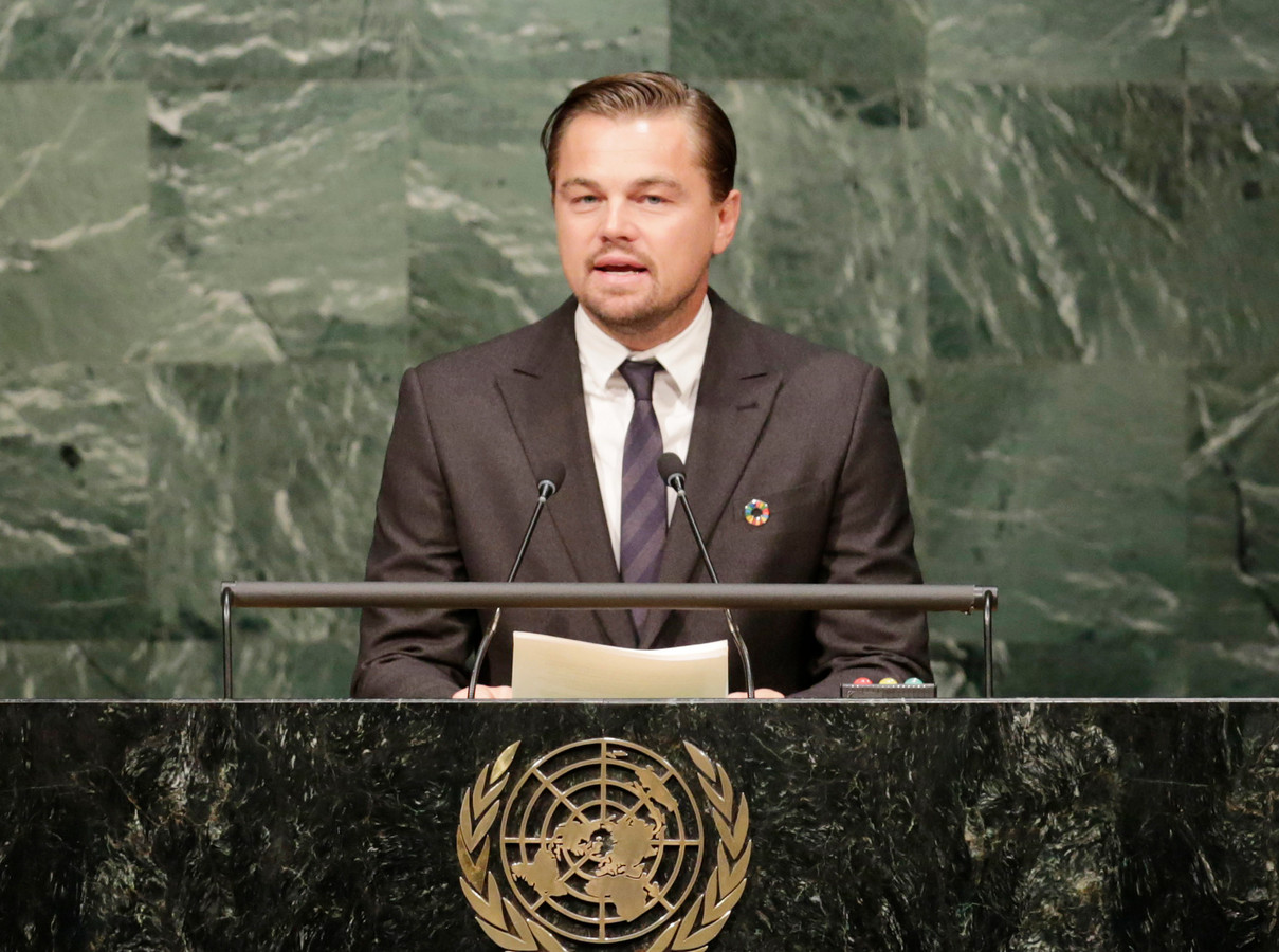 Di Caprio tijdens een toespraak voor de Verenigde Naties waarin hij het Klimaatakkoord van Parijs ondersteunt (2016).