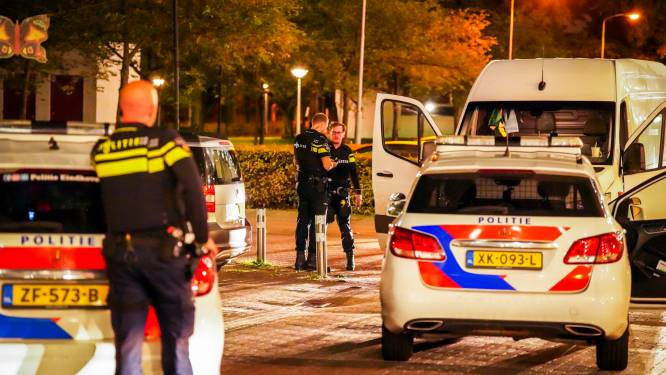 Politie rijdt ‘kidnapbus’ in Eindhoven klem, complete binnenkant bedekt met plastic
