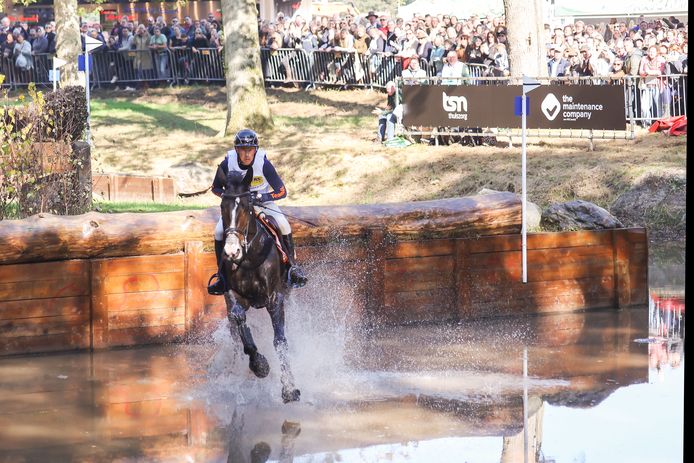 Tim Lips veroverde zondag, na de spectaculaire crosscountry van zaterdag, de Nederlandse eventingtitel.