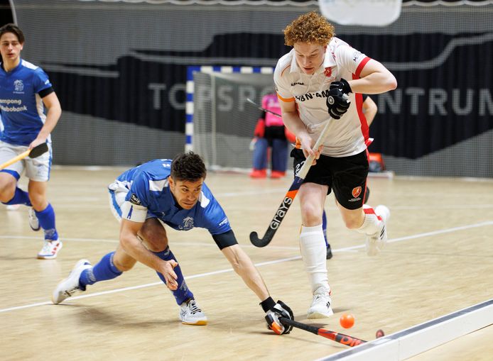 Wout Scheffers van Oranje-Rood (rechts) in duel met Sander de Wijn (Kampong).