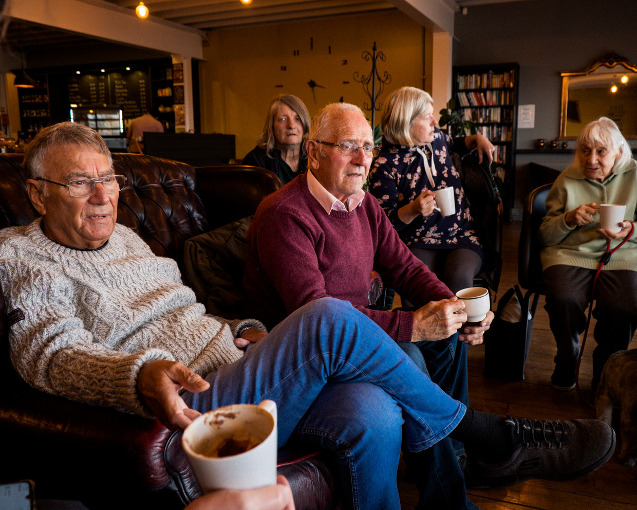 De jeugdvrienden Paul Marshall en John Farrell in de Storehouse, een kerk annex café.  Beeld Carlotta Cardana