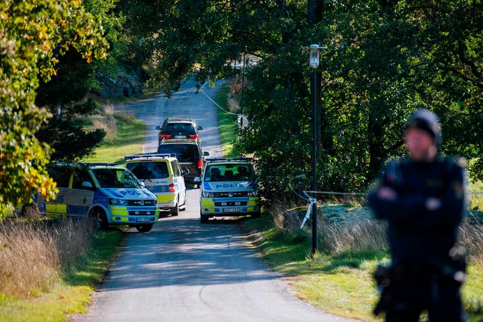 Cars carrying members of the North Korean delegation arrive to Villa Elfvik Strand conference center where US-North Korea talks are expected to take place on October 5, 2019 in Lidingo, Sweden. (Photo by Jonathan NACKSTRAND / AFP)