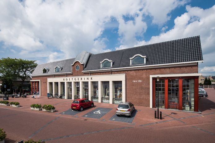 Door de aanleg van een extra terrein voor de auto’s van het personeel aan de Stationsweg komt bij het hoofdpand van Roetgerink Mode aan de Dorpsstraat meer parkeerruimte vrij.