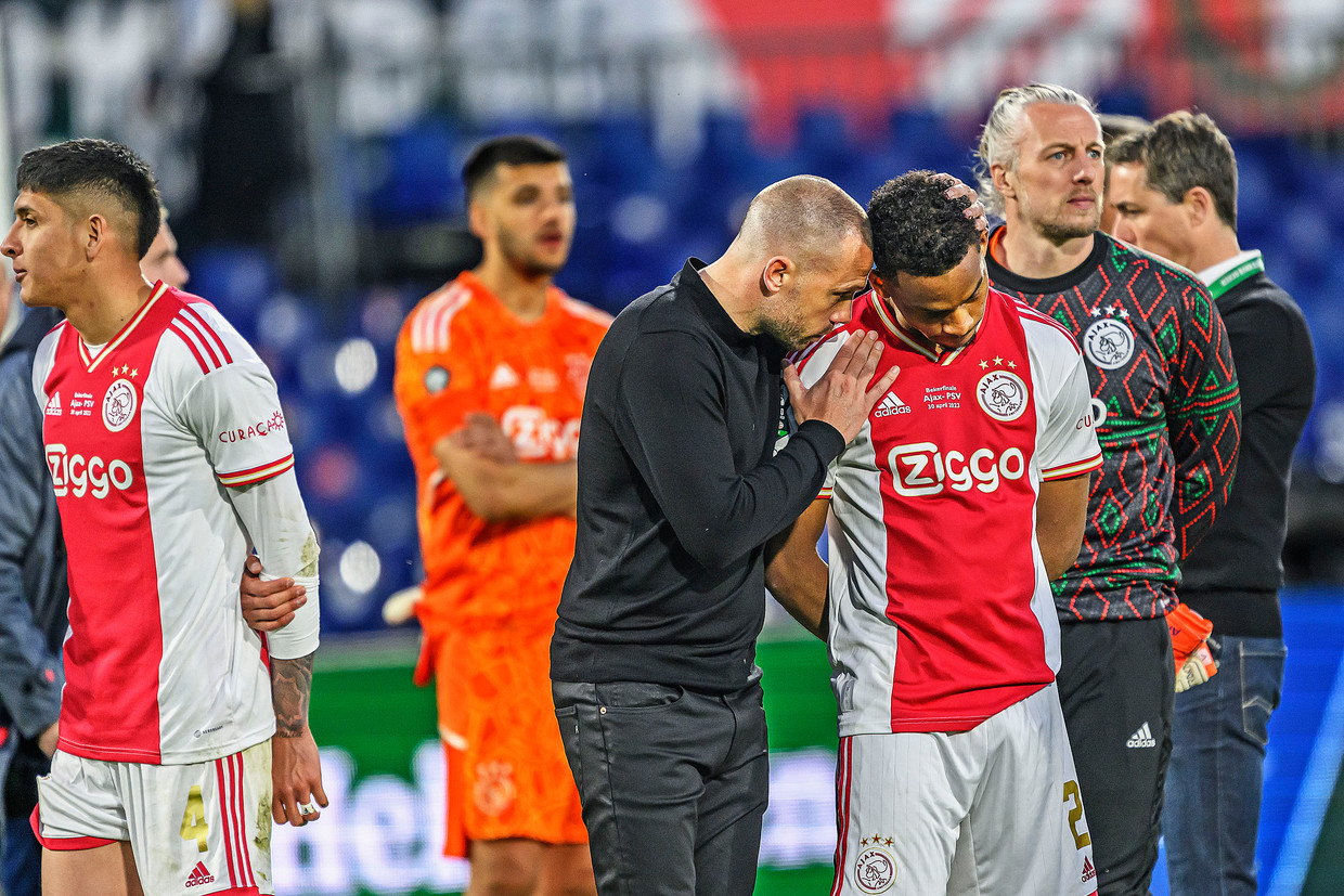 Verdraaiing waarom niet Klimatologische bergen In het totaal mislukte seizoen verliest Ajax ook nog een belabberde  bekerfinale van PSV