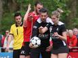 Niels Pekaar (links) volgt het spel nauwgezet tijdens de Belgische bekerfinale.