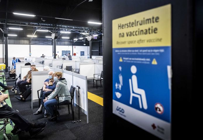 Zestigplussers wachten op hun boosterprik in een vaccinatiecentrum nabij Den Haag. (03/12/2021)
