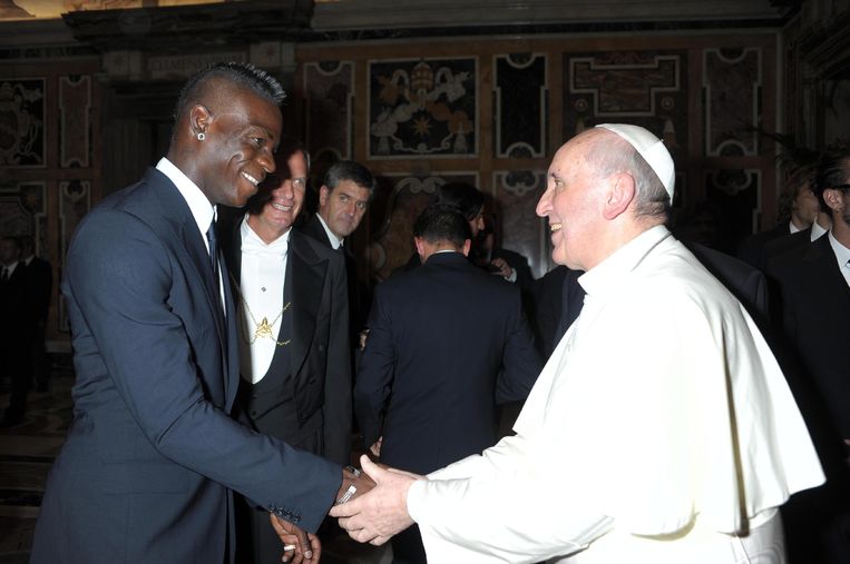 Balotelli drukt de hand van de Paus. Beeld EPA