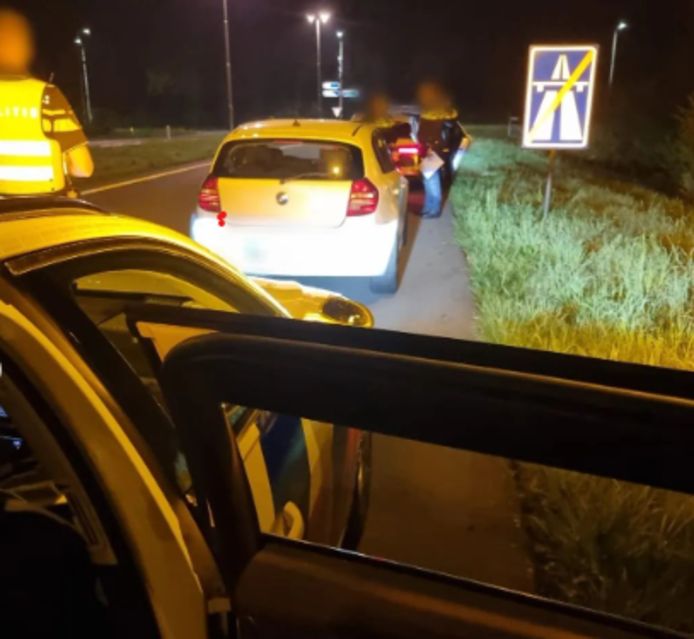 Auto trekt aandacht van agenten duo heeft een ‘vreemd verhaal’ én een vermogen bij zich Epe