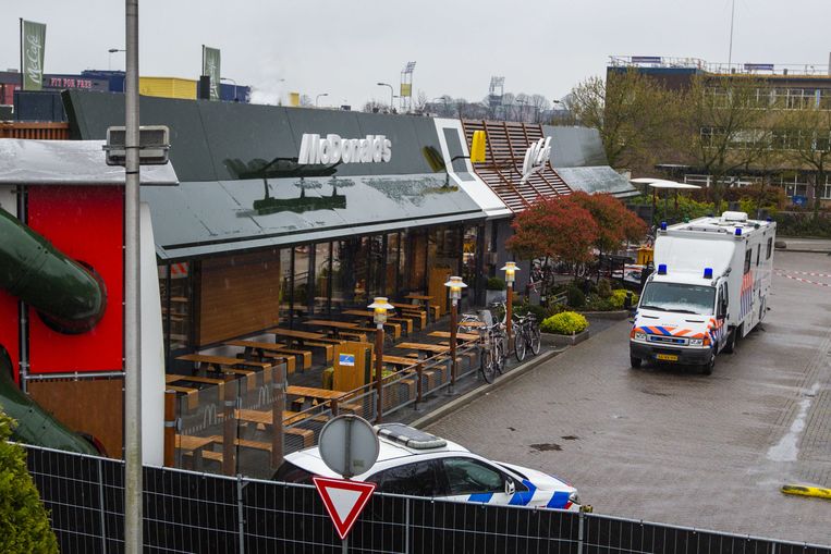 Politie onderzoekt de McDonald's in Zwolle, waar woensdag een schietpartij plaatsvond. Beeld ANP