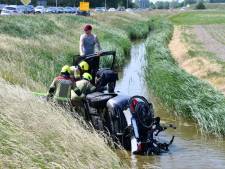 File op N57 nadat auto in sloot belandt en verderop in brand vliegt