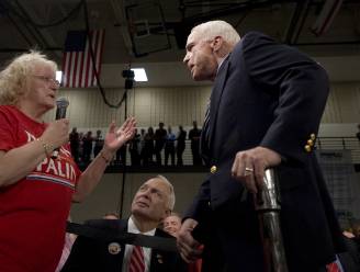 Het moment waarop John McCain zijn ware karakter toonde: "Nee, mevrouw, Obama is een fatsoenlijk mens"