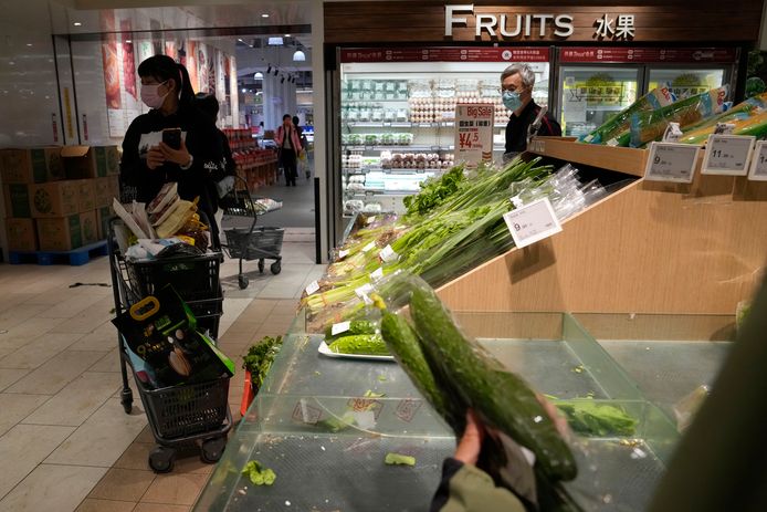 Halflege schappen bij de verse groenten in een supermarkt in het Chaoyang-district.