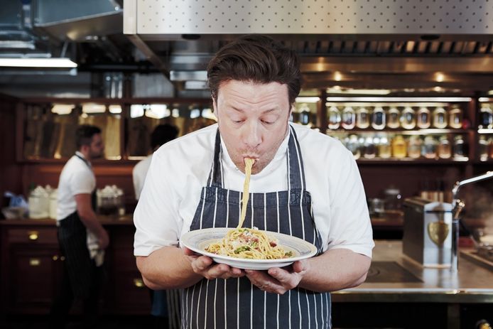 Jamie Oliver smult van cacio e pepe.