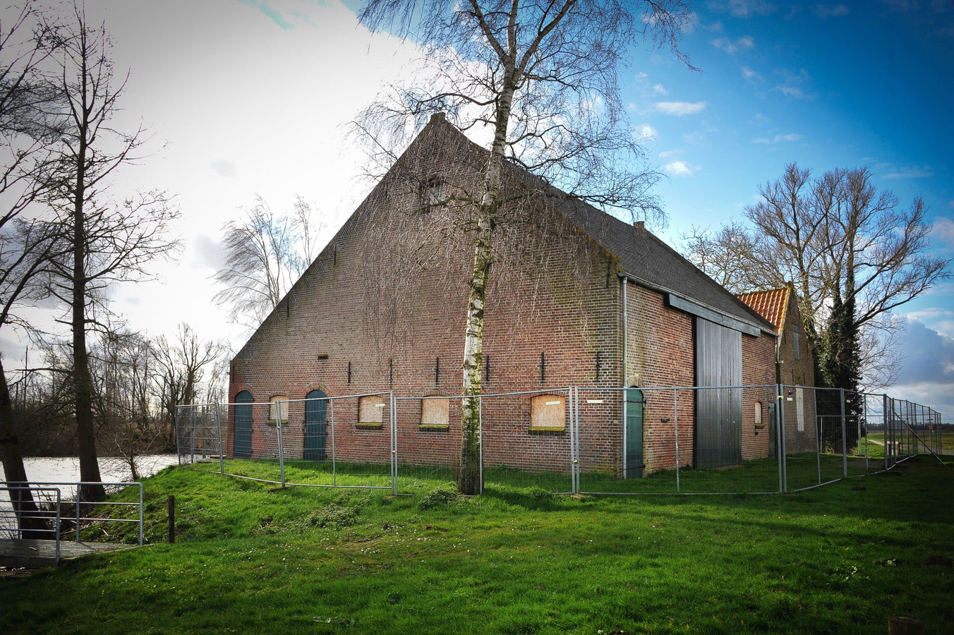 Deze verpauperde boerderij in De Biesbosch krijgt een nieuwe toekomst als bed & breakfast Foto