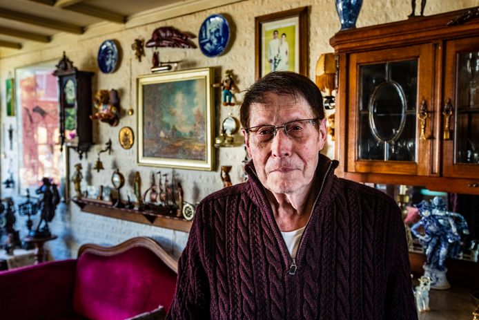 Henk Venema (80) was het niet eens met een beslissing van de Sociale Verzekeringsbank (SVB). Hij heeft vorig jaar twee mensen willen helpen door hen tijdelijk onderdak te bieden. Hij heeft toen kamers verhuurd. De SVB heeft hierop onderzoek gedaan naar zijn veranderde woonsituatie, maar deed daar vanwege extra lang over en stelde allerlei afspraken uit. Daardoor heeft de schuld zich enorm opgebouwd en belandde Venema in de financiële problemen.