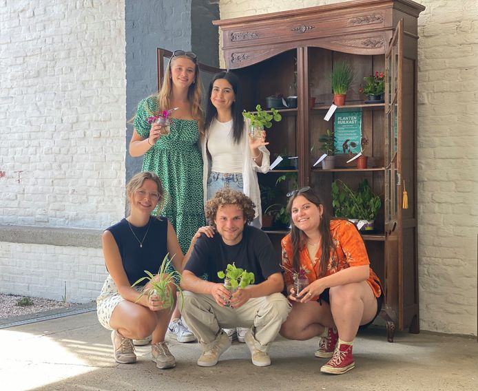 Studenten Shania, Ceren, Sophie, Sam en Eva voor hun plantenruilkast in Ekkergem.