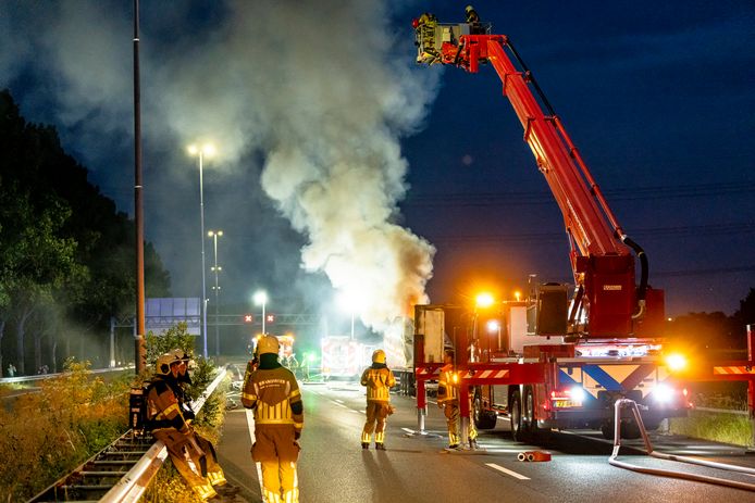 Een hoogwerker van de brandweer kwam naar de A27.