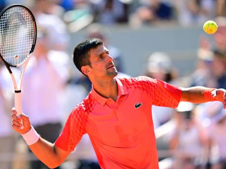 Novak Djokovic laat Rafael Nadal achter zich: voor zeventiende keer naar kwartfinales Roland Garros, ook Carlos Alcaraz door