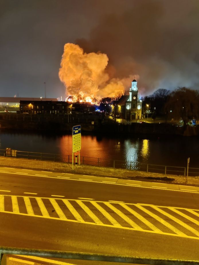 De uitslaande vlammen langs de Port Arthurlaan.