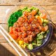 (R)ice, (r)ice baby: voor deze sushibowl met zalm heb je een ijsklontje nodig