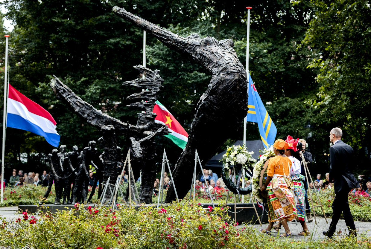 Minister Stef Blok (Veiligheid en Justitie) legt een krans bij het Nationaal Monument Slavernijverleden tijdens de nationale herdenking van de afschaffing van de slavernij in het Oosterpark in Amsterdam. Beeld ANP