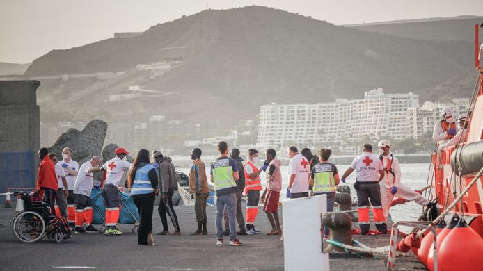 Spaanse reddingswerkers bieden hulp aan migranten.