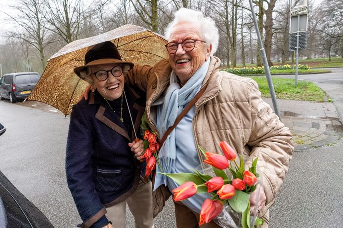 Ze zijn al 90 (!) jaar vriendinnen, de Rotterdamse Heleen Stockmann-Kouwenaar (links) en Erny Rutten-Schlatmann uit Ochten. ‘Zolang het nog kan, zoeken we elkaar op’.
