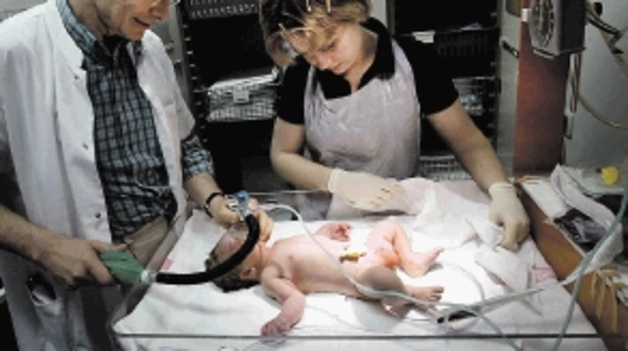 Een pasgeboren kind, in het ziekenhuis. De helft van de vrouwen die thuis willen bevallen, eindigt in het ziekenhuis. ( FOTO ANP) Beeld 