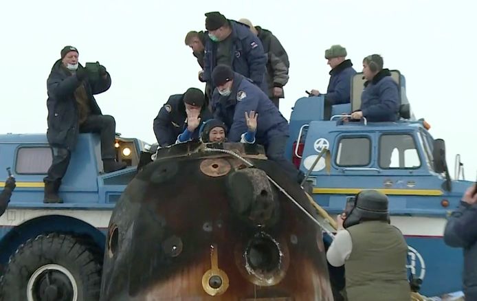 Yusaku Maezawa na de landing van de Soyoez-capsule in Kazachstan.