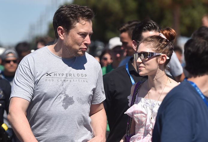 Elon Musk met zijn vriendin Grimes enkele weken geleden.