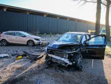 Twee auto's botsen hard op elkaar in Hattemerbroek; vrouw gewond naar ziekenhuis