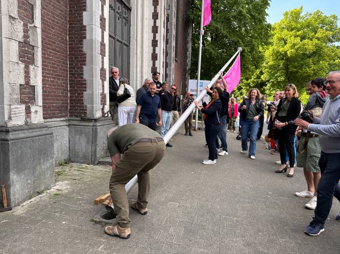 Wat doen die roze vlaggen op het Seghersplein in de Brugse Poort? 