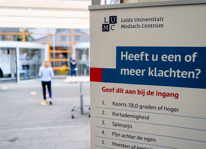 Maatregelen om bezoekers, patienten en medewerkers afstand te laten houden vanwege het coronavirus, in het Leids Universitair Medisch Centrum (LUMC).