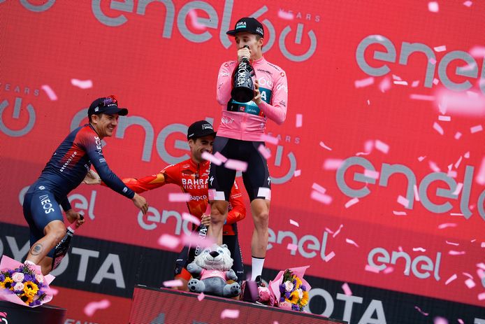 Het eindpodium van de Giro: winnaar Jai Hindley in de roze trui, runner-up Richard Carapaz (l) en Mikel Landa.