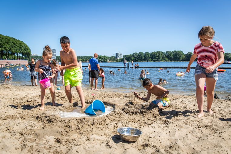 Kinderen spelen bij het Sloterstrand op een warme zaterdagmiddag. Beeld Dingena Mol