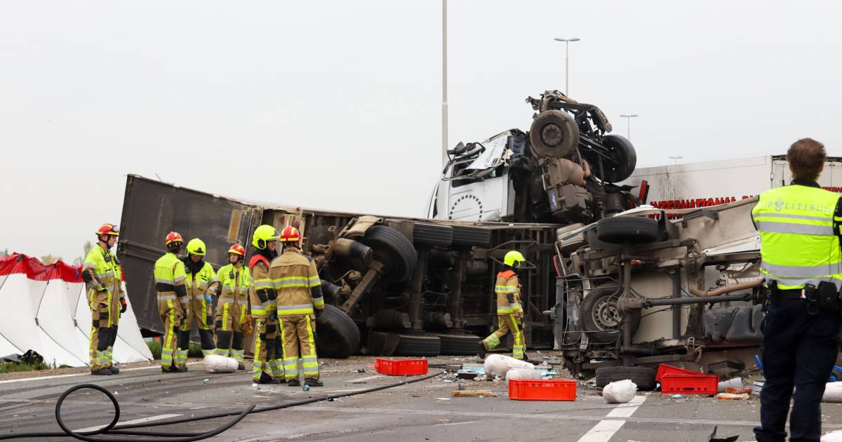Dode en zes gewonden door zwaar ongeluk op A73.