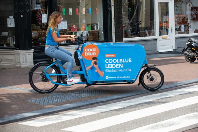 Coolbue bezorgt op de fiets in Leiden.
