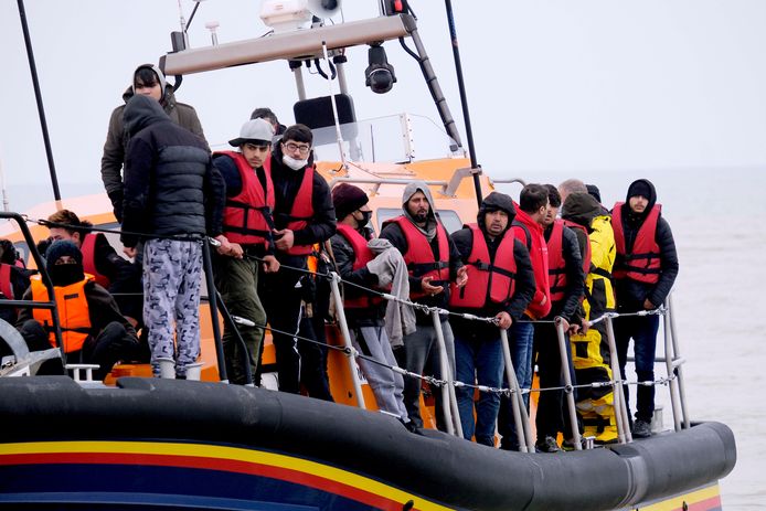 Migranten die het Kanaal hebben overgestoken, komen aan op een strand in Dungeness, in het Verenigd Koninkrijk.