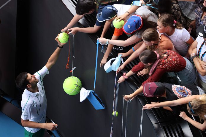Novak Djokovic deelt handtekeningen uit na zijn zege op Diego Schwartzman.
