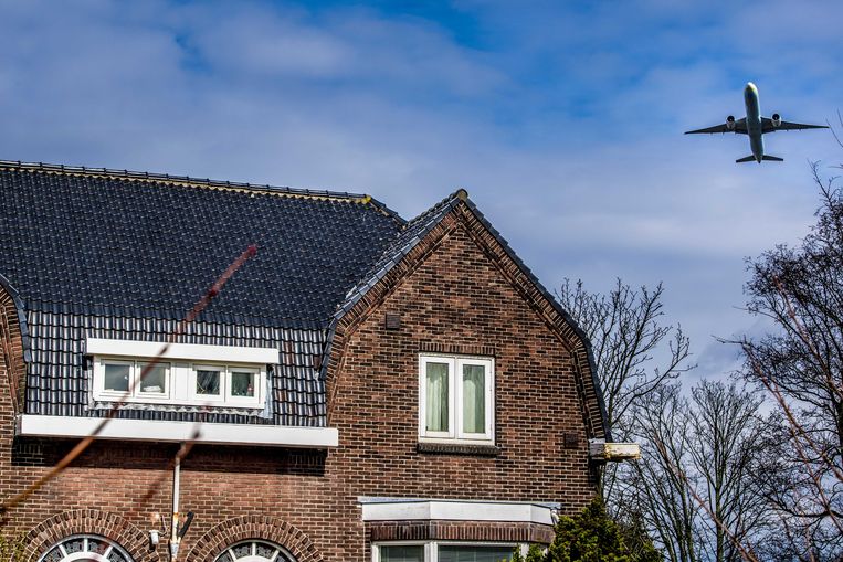 Een vliegtuig vliegt over een huis in de omgeving van Schiphol. Beeld ANP