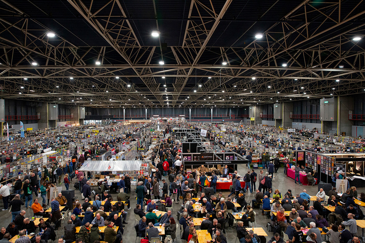 Vinyljunkies gaan op zoek naar zwarte goud in Brabanthallen Foto