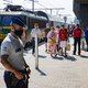 ‘Kom niet naar zee’: kust en overheid vragen toeristen thuis te blijven, alle extra treinen geschrapt